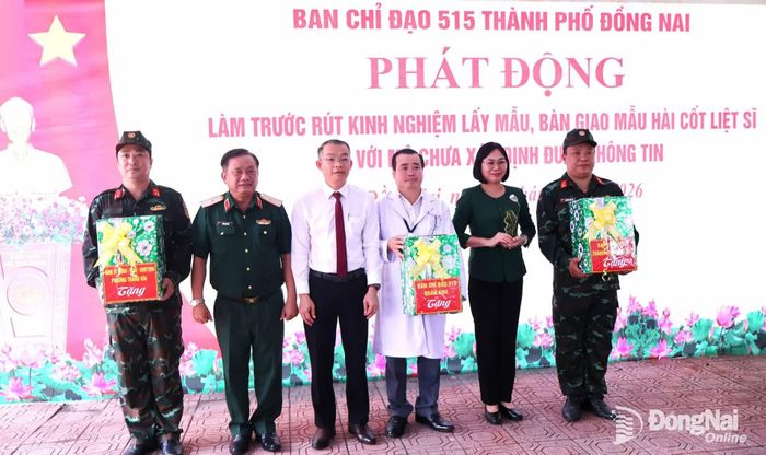 Thủ trưởng Quân khu 7, thành phố Đồng Nai và phường Trảng Dài tặng quà cho Tổ Lấy mẫu thực hiện nhiệm vụ. Ảnh: Nguyệt Hà