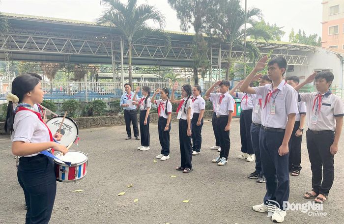 Các đội tham gia thử thách thực hiện nghi thức Đội tại liên hoan. Ảnh: Nga Sơn
