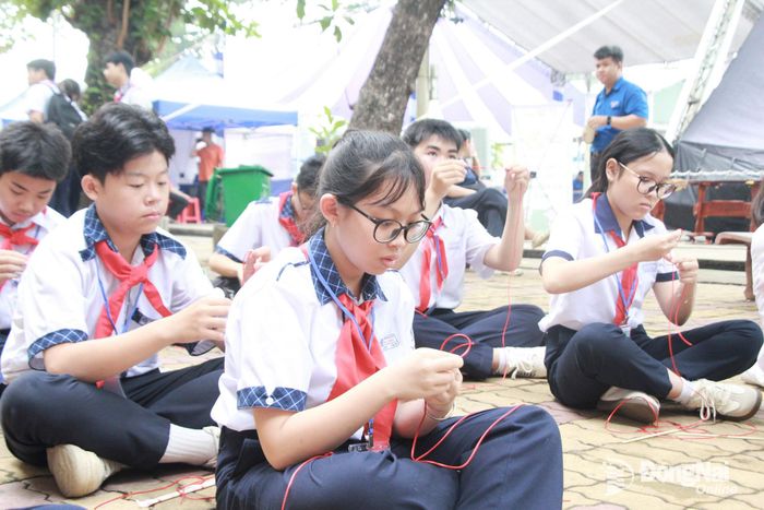Cán bộ chỉ huy Đội tham gia liên hoan thực hiện thử thách thắt nút dây - một trong những kỹ năng công tác Đội. Ảnh: Nga Sơn
