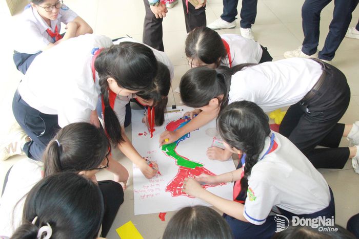 Các đội thực hiện thử thách Trải nghiệm sáng tạo - Chỉ huy Đội khéo tay. Ảnh: Nga Sơn