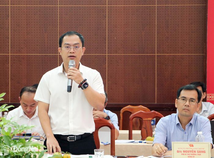 Phó Bí thư Đảng ủy, Chủ tịch UBND phường Long Thành Lê Hoàng Sơn phát biểu tại buổi làm việc. Ảnh: Phạm Tùng