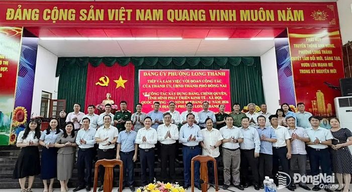 Các đồng chí trong đoàn công tác Thành ủy Đồng Nai chụp ảnh lưu niệm với cán bộ lãnh đạo phường Long Thành. Ảnh: Phạm Tùng