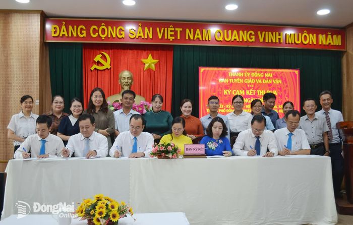Lãnh đạo Văn phòng và các phòng chuyên môn của ban ký cam kết. Ảnh: Phương Hằng