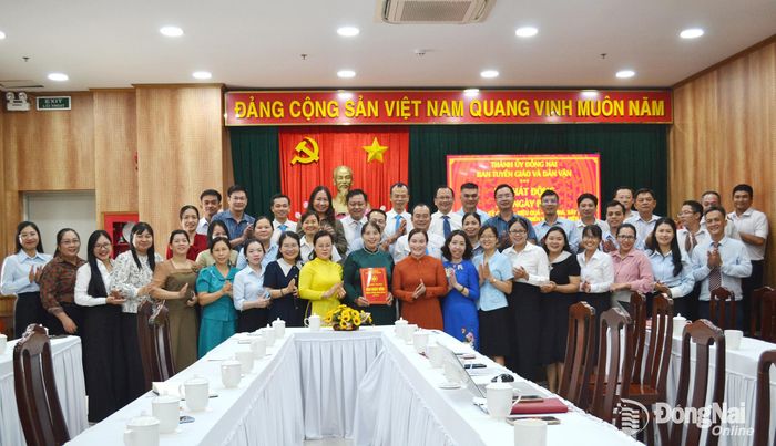 Toàn thể cơ quan Ban Tuyên giáo và Dân vận Thành ủy trong lễ phát động thi đua đặc biệt 500 ngày đêm. Ảnh: Phương Hằng