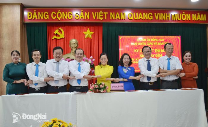 Lãnh đạo ban và các phòng chuyên môn giao ước thi đua. Ảnh: Phương Hằng