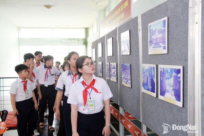 Đội viên tiêu biểu tham gia Hành trình ươm mầm hạt giống xanh năm 2026 tham quan, tìm hiểu tại Nhà trưng bày hình ảnh, hiện vật trong Di tích Nhà lao Tân Hiệp. Ảnh: Nga Sơn
