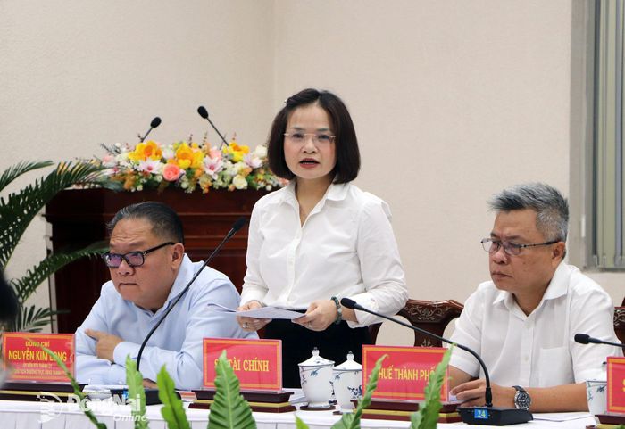 Ủy viên Ban Thường vụ Thành ủy, Giám đốc Sở Tài chính Trương Thị Hương Bình báo cáo tại buổi làm việc. Ảnh: Ngọc Liên