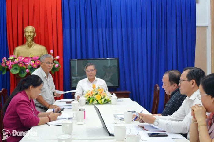 Đồng chí Đặng Mạnh Trung, nguyên Vụ trưởng, nguyên Trưởng cơ quan Thường trực Ban Tuyên giáo và Dân vận Trung ương khu vực phía Nam phát biểu tại cuộc họp. Ảnh: Phương Hằng