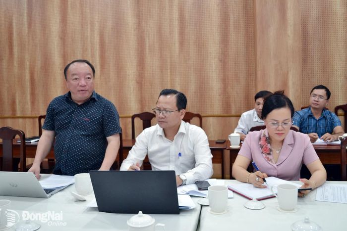 Tiến sĩ Phan Xuân Linh, Hiệu trưởng Trường Chính trị thành phố Đồng Nai phát biểu tại cuộc họp. Ảnh: Phương Hằng