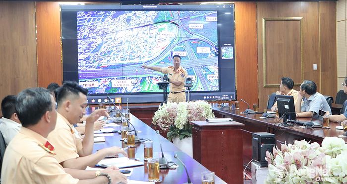 Đại tá Phạm Quang Huy, Phó Cục trưởng C08 trình bày thực trạng nút giao Long Thành. Ảnh: Phạm Tùng