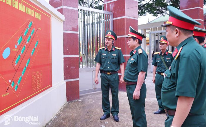 Thủ trưởng Tổng cục Chính trị kiểm tra tại khu kỹ thuật của lữ đoàn. Ảnh: Nguyệt Hà