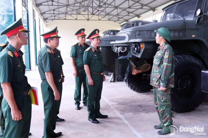 Thủ trưởng Tổng cục Chính trị kiểm tra khu nhà xe kỹ thuật tại lữ đoàn. Ảnh: Nguyệt Hà