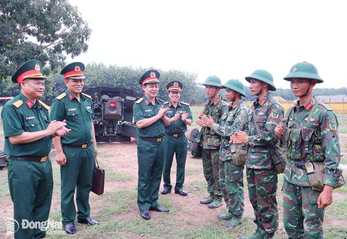 Thượng tướng Đỗ Xuân Tụng (thứ 3 từ trái qua) kiểm tra, động viên chiến sĩ mới đang huấn luyện trên thao trường. Ảnh: Nguyệt Hà