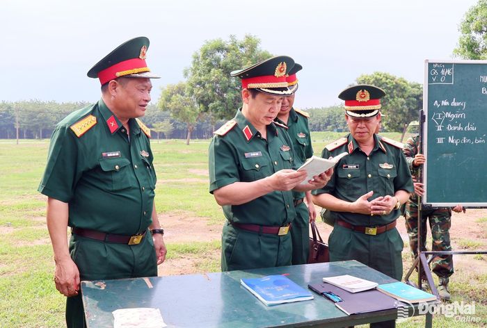 Thượng tướng Đỗ Xuân Tụng, Ủy viên Trung ương Đảng, Ủy viên Quân ủy Trung ương, Phó Chủ nhiệm Tổng cục Chính trị kiểm tra giáo án huấn luyện trên thao trường. Ảnh: Nguyệt Hà
