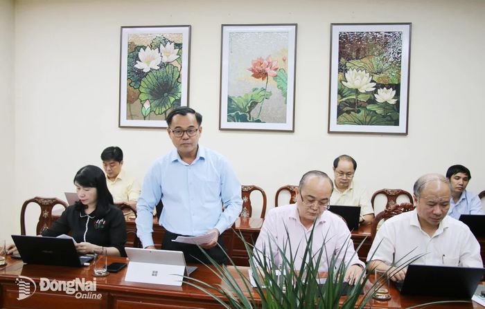 Phó Giám đốc Sở Khoa học và Công nghệ Nguyễn Thanh Phong chia sẻ về các đề xuất nâng cao năng suất các nhân tố tổng hợp (TFP) tại buổi làm việc. Ảnh: Hải Quân