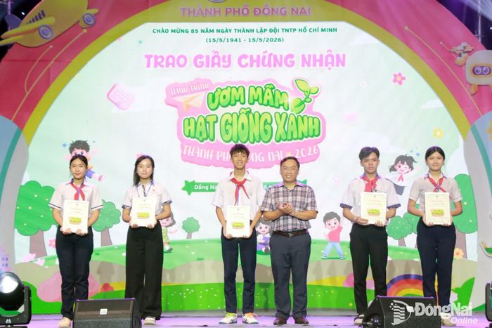 Thành ủy viên, Phó Chủ tịch Ủy ban MTTQ Việt Nam thành phố, Bí thư Thành đoàn Nguyễn Minh Kiên trao giấy chứng nhận cho các cá nhân tham gia và hoàn thành Hành trình ươm mầm hạt giống xanh. Ảnh: Nga Sơn