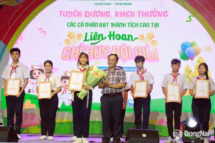 Thành ủy viên, Phó Chủ tịch Ủy ban MTTQ Việt Nam thành phố, Bí thư Thành đoàn Nguyễn Minh Kiên trao giải nhất cho Cán bộ chỉ huy Đội đạt thành tích xuất sắc tại liên hoan. Ảnh: Nga Sơn