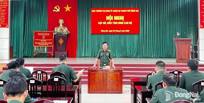 Đại tá Nguyễn Thanh Phong, Thành ủy viên, Phó Bí thư Thường trực Đảng ủy Quân sự, Chính ủy Bộ Chỉ huy Quân sự thành phố trao đổi, gặp gỡ cán bộ, sĩ quan. Ảnh: ĐVCC