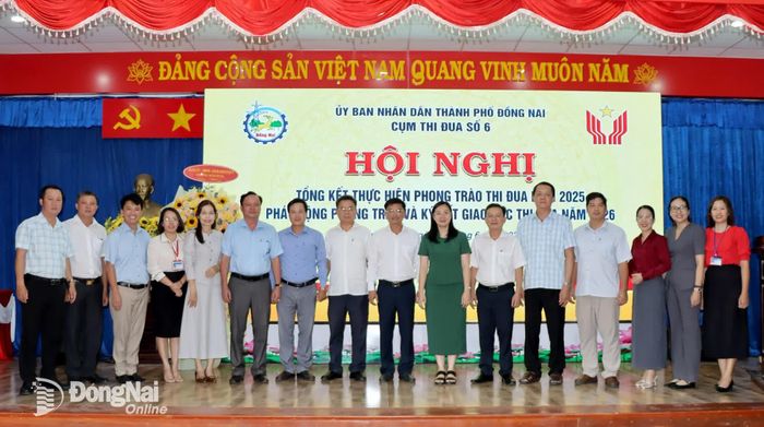 Cán bộ, công chức 9 xã, phường đảm nhiệm công tác thi đua, khen thưởng của Cụm thi đua số 6 chụp hình lưu niệm tại hội nghị tổng kết. Ảnh: Trung Quang
