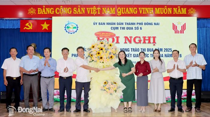 Lãnh đạo đơn vị Cụm trưởng Cụm thi đua số 6 năm 2025 phường Minh Hưng tặng hoa chúc mừng Cụm thi đua số 6, thành phố Đồng Nai. Ảnh: Trung Quang