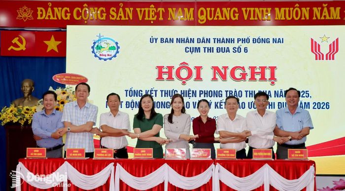 Đại diện 9 xã, phường Cụm thi đua số 6, thành phố Đồng Nai ký kết giao ước thi đua yêu nước năm 2026. Ảnh: Trung Quang