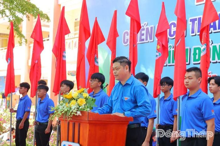 Đồng chí Lê Hoàng Quyết, Tỉnh ủy viên, Bí thư Tỉnh đoàn, Chủ tịch Hội Liên hiệp Thanh niên Việt Nam tỉnh Đồng Tháp phát biểu phát động Chiến dịch Thanh niên tình nguyện Hè năm 2026.