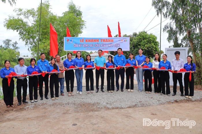 Lãnh đạo tỉnh cùng các đại biểu thực hiện nghi thức cắt băng khánh thành Cầu Hy vọng 443 (Cầu Kênh Thủy Điện) tại xã Phú Thọ.