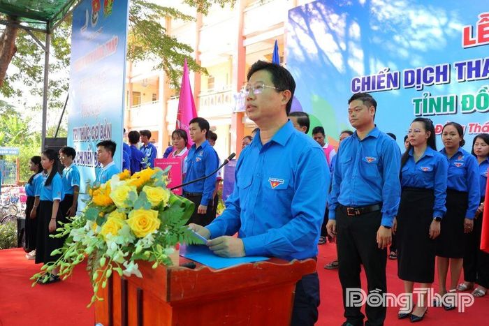 Đồng chí Huỳnh Minh Tuấn, Tỉnh ủy viên, Phó Chủ tịch UBND tỉnh Đồng Tháp phát biểu chỉ đạo tại Lễ ra quân Chiến dịch Thanh niên tình nguyện Hè năm 2026.