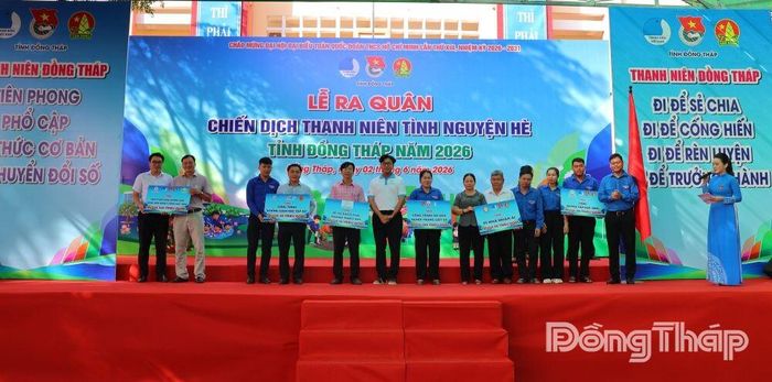 Các đơn vị đồng hành trao tặng nguồn lực hỗ trợ triển khai các công trình, phần việc thanh niên tại xã Phú Thọ.