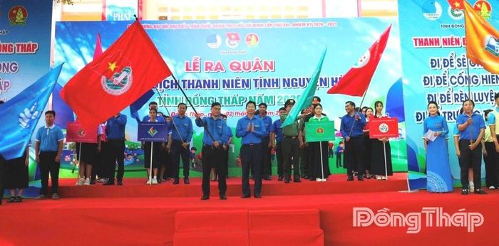 Đồng chí Huỳnh Minh Tuấn, Phó Chủ tịch UBND tỉnh trao cờ lệnh cho Ban Chỉ huy các chương trình, chiến dịch Thanh niên tình nguyện Hè năm 2026.