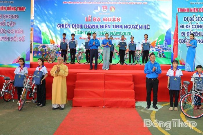 Các đơn vị, mạnh thường quân trao tặng 30 xe đạp và ba lô cho học sinh có hoàn cảnh khó khăn trên địa bàn xã Phú Thọ.