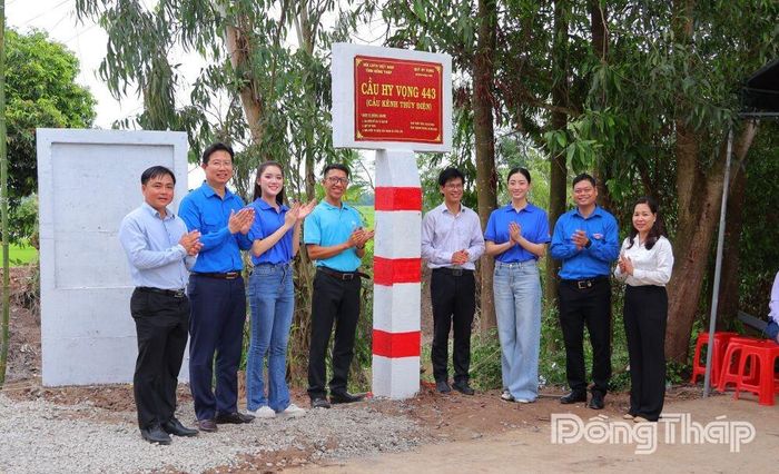 Lãnh đạo tỉnh cùng các đại biểu chụp ảnh lưu niệm tại Cầu Hy vọng 443 (Cầu Kênh Thủy Điện) sau lễ khánh thành.