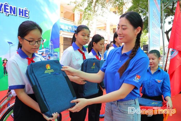 Hoa hậu Thế giới Việt Nam 2019 Lương Thùy Linh trao quà cho học sinh có hoàn cảnh khó khăn tại Lễ ra quân Chiến dịch Thanh niên tình nguyện Hè năm 2026.
