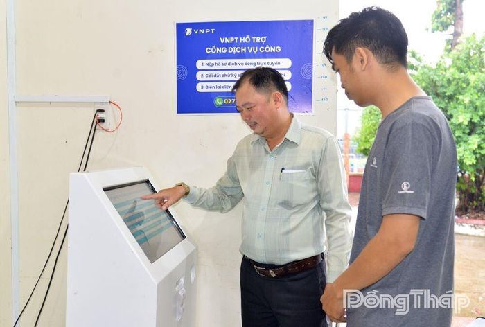 Cán bộ Trung tâm Phục vụ hành chính công xã Long Định hướng dẫn, hỗ trợ người dân trong quá trình nộp hồ sơ thủ tục hành chính.
