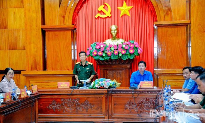 Đại tá Trần Văn Hiền, Phó Chính ủy Bộ Chỉ huy Quân sự tỉnh, Ủy viên Ban Chỉ đạo tỉnh, chỉ huy chung các đội (tổ) lấy mẫu hài cốt liệt sĩ trên địa bàn tỉnh Đồng Tháp phát biểu tại hội nghị.