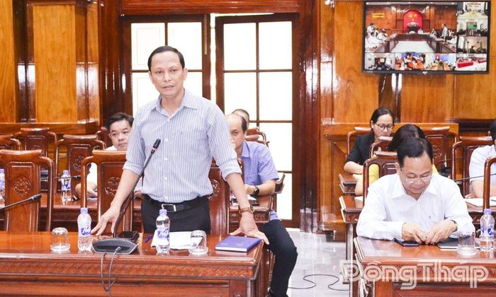 Đại biểu tham dự phát biểu tại cuộc họp.