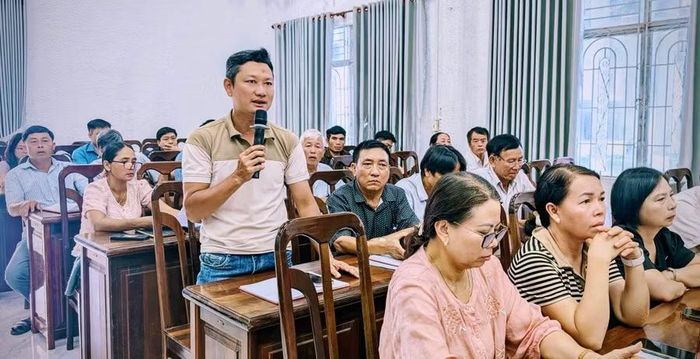 Đại diện chi bộ các thôn, làng trao đổi, thảo luận và thống nhất phương án giảm từ 51 thôn, làng xuống còn 29 thôn, làng. Ảnh: T.P 