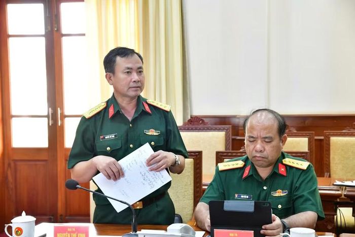 Đại tá Nguyễn Thế Vinh - Chỉ huy trưởng Bộ Chỉ huy quân sự tỉnh tham gia đóng góp ý kiến. Ảnh: Anh Tuấn
