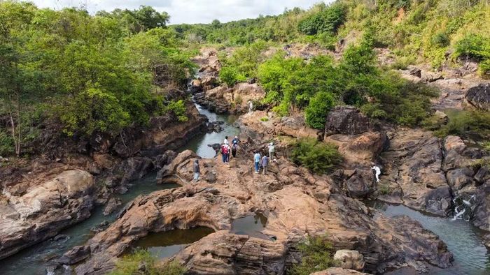  Vẻ đẹp nguyên sơ của suối Ia Krêl là tiềm năng để xã Ia Dom phát triển du lịch sinh thái. Ảnh: Hoàng Ngọc 