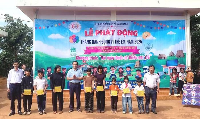  Trao quà cho học sinh có hoàn cảnh khó khăn ở xã Đak Sơmei. Ảnh: Minh Chí 