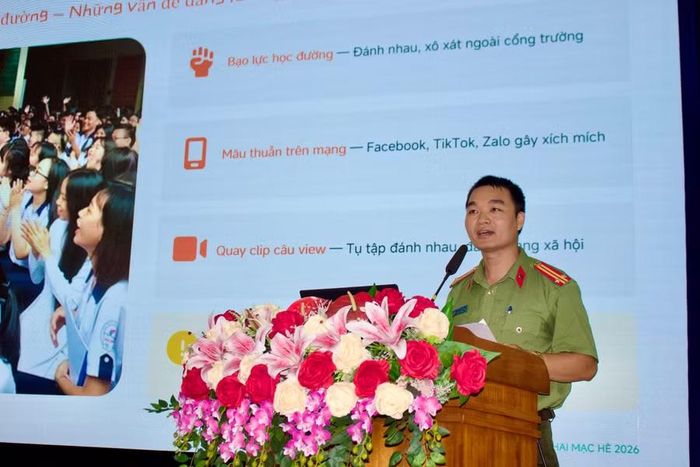  Đại diện Công an phường Thống Nhất tuyên truyền về phòng - chống đuối nước, tai nạn thương tích và an ninh học đường cho thanh thiếu nhi. Ảnh: Minh Chí 