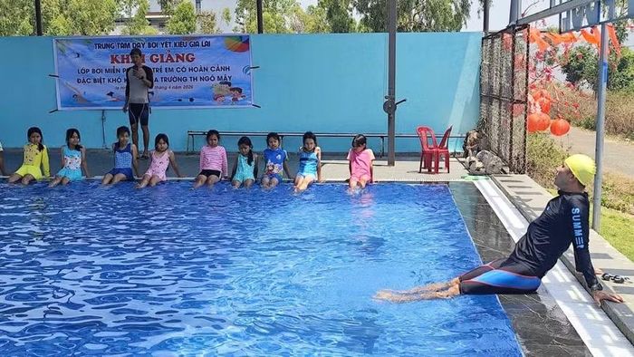  Lớp học bơi miễn phí tại Trung tâm dạy bơi Yết Kiêu Gia Lai (xã Ia Hrung). Ảnh: C.H 