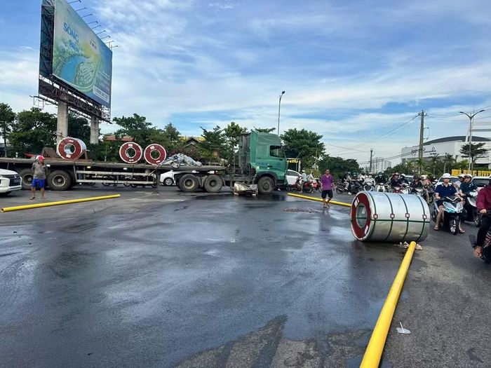  Tôn cuộn chở trên xe đầu kéo rơi xuống mặt đường ngã tư Lê Thanh Nghị - quốc lộ 19 (phường Quy Nhơn) vào chiều 28-5. Ảnh: Nguyễn Chơn 