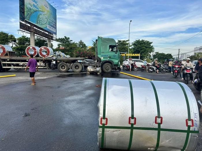  Tổng trọng lượng 4 cuộn tôn chở trên xe đầu kéo này lên đến hơn 30 tấn. Ảnh: Nguyễn Chơn 