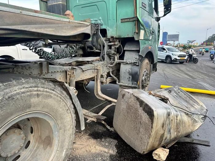 Tôn cuộn rơi làm vỡ thùng dầu nhớt gắn bên hông xe đầu kéo. Ảnh: Nguyễn Chơn 