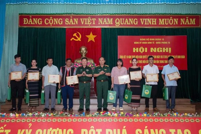 Khen thưởng cán bộ thôn, làng và các cặp hộ gắn kết tiêu biểu. Ảnh: Trần Đức