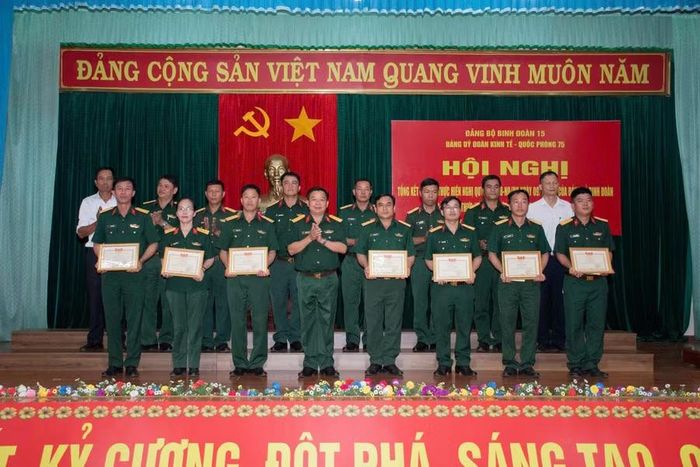Đảng ủy Đoàn Kinh tế - Quốc phòng 75 khen thưởng các tập thể, cá nhân có thành tích xuất sắc trong thực hiện Nghị quyết số 38. Ảnh: Trần Đức