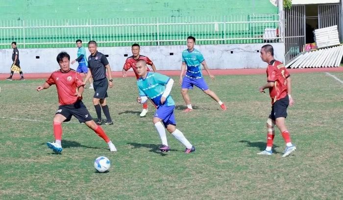  Anh Đặng Quốc Dũng (áo đen) tham gia điều hành trận đấu giao lưu giữa các cựu cầu thủ Bình Định và Hội Doanh nhân trẻ tỉnh Gia Lai. Ảnh: H.V 