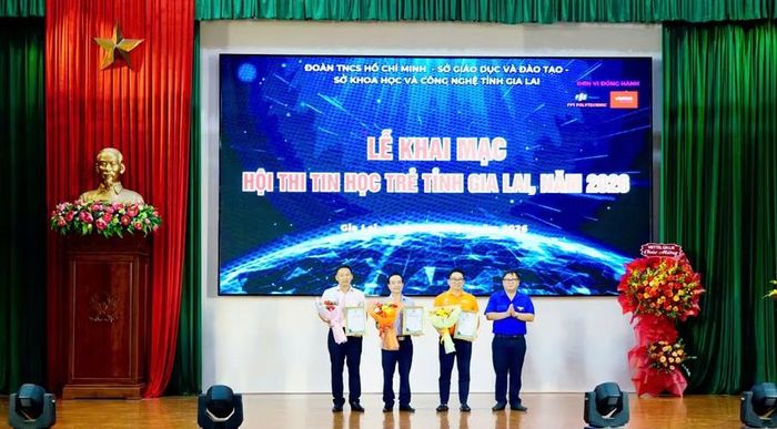  Anh Nguyễn Chí Hiếu - Phó Bí thư Tỉnh đoàn, Chủ tịch Hội Sinh viên Việt Nam tỉnh, Chủ tịch Hội đồng Đội tỉnh, Trưởng Ban Tổ chức hội thi (bìa phải) trao thư cảm ơn cho các đơn vị đồng hành. Ảnh: D.L 