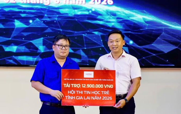  Thượng tá Võ Trần Trung - Phó Giám đốc Giải pháp Công nghệ Thông tin Viettel Gia Lai, Chi nhánh Tập đoàn Công nghiệp Viễn thông Quân đội (phải) trao bảng tượng trưng tài trợ cho hội thi Tin học trẻ tỉnh Gia Lai năm 2026. Ảnh: D.L 